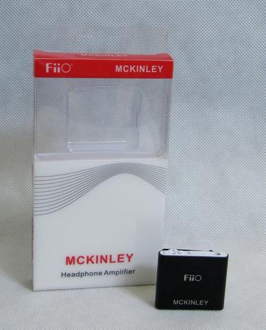 В пакете FiiO вы найдете сам плеер, руководство пользователя и два 3,5-мм кабеля miniJack различной длины (включая один с наклонными наконечниками) и один USB-кабель для зарядки устройства