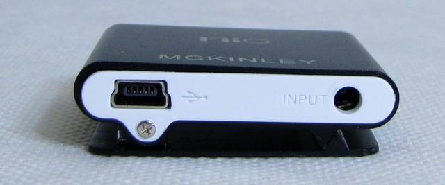 В нижней части устройства находится порт USB для зарядки усилителя и 3,5-мм вход miniJack (здесь мы предоставляем звук для устройства)