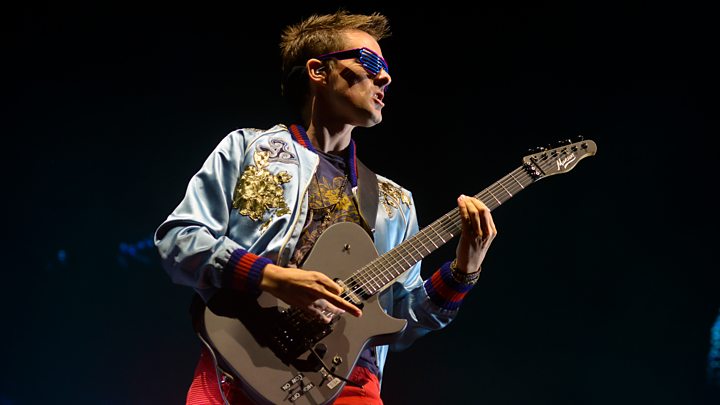 Подпись к изображению Muse всегда сочетали пиротехническую гитарную работу с элементами хип-хопа, электроники и даже классического фортепиано